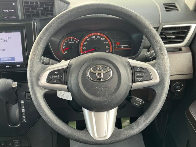 �C���e���A�ɍ��킹���f�U�C���̃X�e�A�����O�́A�^�]�������̂��Ƃ��l���A�^�]���₷���`��A�傫���ł��B�����x�A���ۂɐG���Ă��m���߂��������B