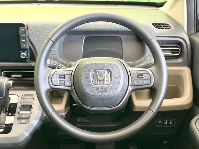 �C���e���A�ɍ��킹���f�U�C���̃X�e�A�����O�́A�^�]�������̂��Ƃ��l���A�^�]���₷���`��A�傫���ł��B�����x�A���ۂɐG���Ă��m���߂��������B