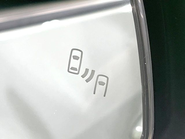 【ブラインドスポットモニター】走行中、ドアミラーの死角になりやすい箇所に後続車が接近するとサイドミラーのレンズに警告を表示!ドライバーに注意喚起をしてくれます。