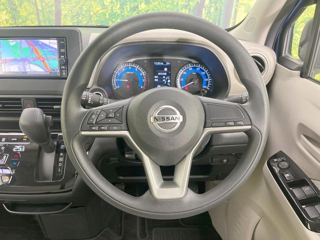 �C���e���A�ɍ��킹���f�U�C���̃X�e�A�����O�́A�^�]�������̂��Ƃ��l���A�^�]���₷���`��A�傫���ł��B�����x�A���ۂɐG���Ă��m���߂��������B