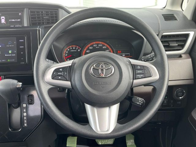 �C���e���A�ɍ��킹���f�U�C���̃X�e�A�����O�́A�^�]�������̂��Ƃ��l���A�^�]���₷���`��A�傫���ł��B�����x�A���ۂɐG���Ă��m���߂��������B