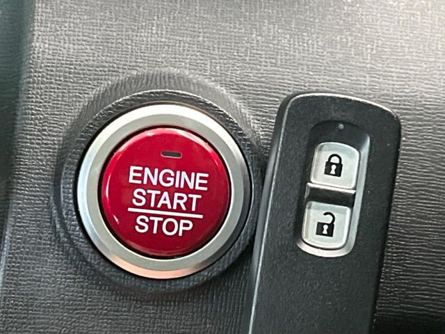 �yHonda�X�}�[�g�L�[�z�J�o����|�P�b�g�ɓ��ꂽ�܂܂ł��h�A�̎{���E�������\�ȃX�}�[�g�L�[�𑕔��B�G���W���̃I���E�I�t�����J�M�����o���K�v����������Ƃ��Ă��֗��ł���