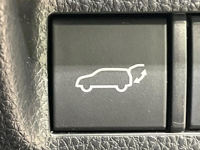 【パワーバックドア】スマートキーや運転席のボタンを押すだけでリアゲートが自動で開閉します!荷物を持っている時や、高い位置にあるバックドアを閉める際に便利な機能です♪