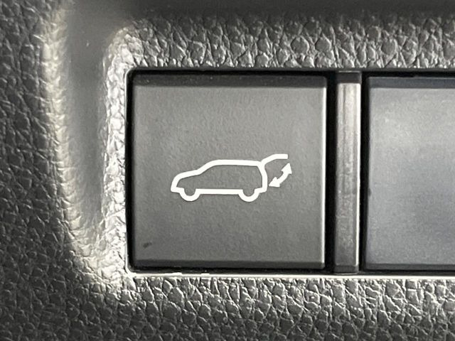 【パワーバックドア】スマートキーや運転席のボタンを押すだけでリアゲートが自動で開閉します!荷物を持っている時や、高い位置にあるバックドアを閉める際に便利な機能です♪