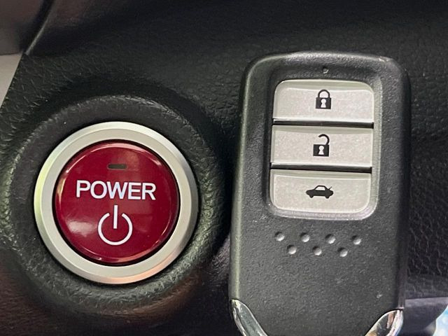 �yHonda�X�}�[�g�L�[�z�J�o����|�P�b�g�ɓ��ꂽ�܂܂ł��h�A�̎{���E�������\�ȃX�}�[�g�L�[�𑕔��B�G���W���̃I���E�I�t�����J�M�����o���K�v����������Ƃ��Ă��֗��ł���