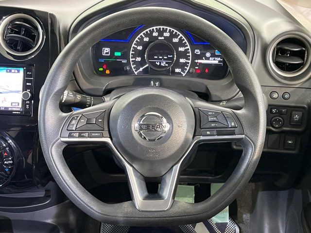 �C���e���A�ɍ��킹���f�U�C���̃X�e�A�����O�́A�^�]�������̂��Ƃ��l���A�^�]���₷���`��A�傫���ł��B�����x�A���ۂɐG���Ă��m���߂��������B