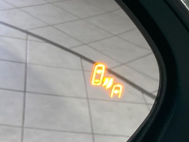 【ブラインドスポットモニター】走行中、ドアミラーの死角になりやすい箇所に後続車が接近するとサイドミラーのレンズに警告を表示!ドライバーに注意喚起をしてくれます。