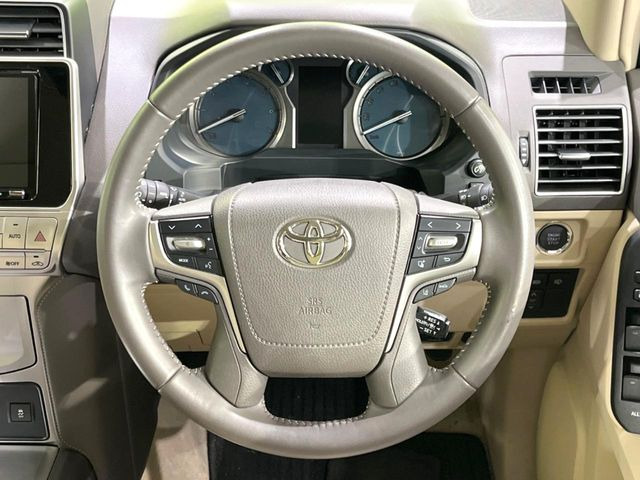 �C���e���A�ɍ��킹���f�U�C���̃X�e�A�����O�́A�^�]�������̂��Ƃ��l���A�^�]���₷���`��A�傫���ł��B�����x�A���ۂɐG���Ă��m���߂��������B