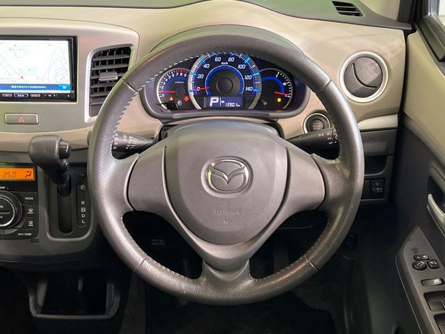 �C���e���A�ɍ��킹���f�U�C���̃X�e�A�����O�́A�^�]�������̂��Ƃ��l���A�^�]���₷���`��A�傫���ł��B�����x�A���ۂɐG���Ă��m���߂��������B