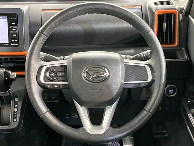 �C���e���A�ɍ��킹���f�U�C���̃X�e�A�����O�́A�^�]�������̂��Ƃ��l���A�^�]���₷���`��A�傫���ł��B�����x�A���ۂɐG���Ă��m���߂��������B