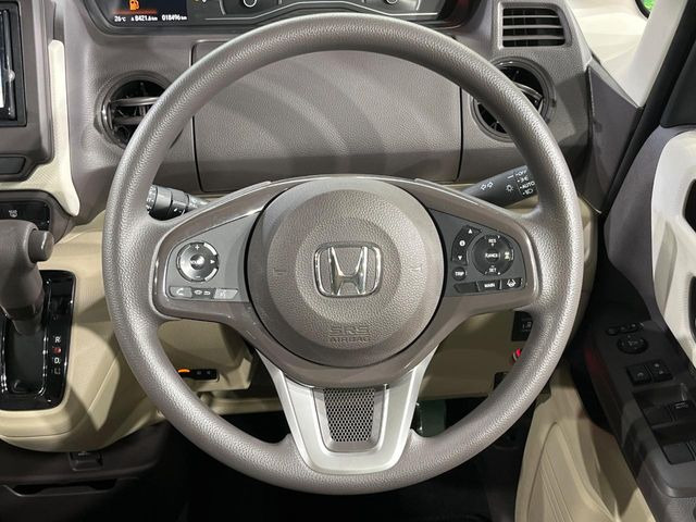 �C���e���A�ɍ��킹���f�U�C���̃X�e�A�����O�́A�^�]�������̂��Ƃ��l���A�^�]���₷���`��A�傫���ł��B�����x�A���ۂɐG���Ă��m���߂��������B