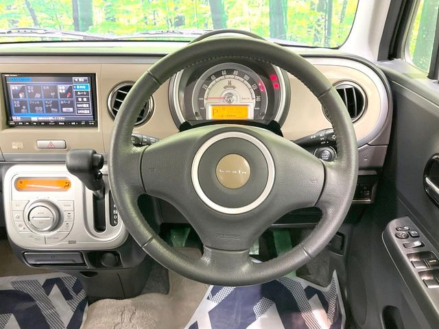 �C���e���A�ɍ��킹���f�U�C���̃X�e�A�����O�́A�^�]�������̂��Ƃ��l���A�^�]���₷���`��A�傫���ł��B�����x�A���ۂɐG���Ă��m���߂��������B
