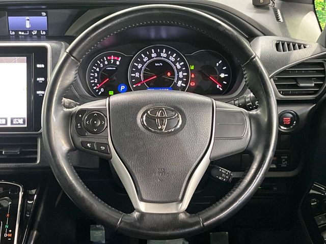 �C���e���A�ɍ��킹���f�U�C���̃X�e�A�����O�́A�^�]�������̂��Ƃ��l���A�^�]���₷���`��A�傫���ł��B�����x�A���ۂɐG���Ă��m���߂��������B