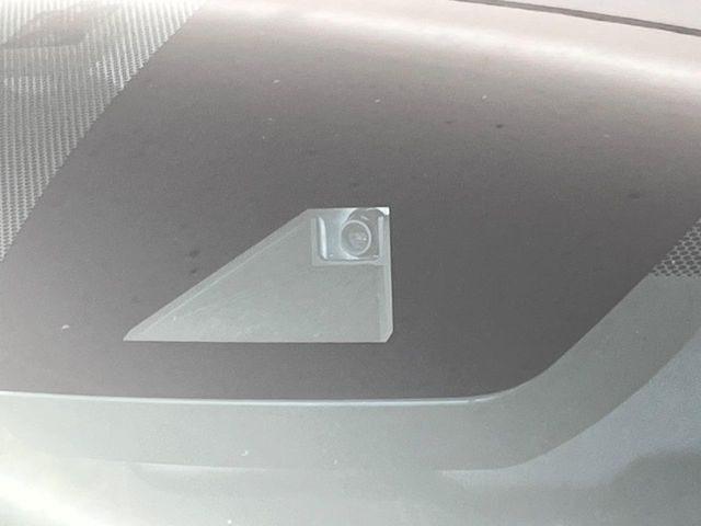 【トヨタセーフティセンス】走行中に前方の車両等を認識し、衝突しそうな時は警報とブレーキで衝突回避と被害軽減をアシスト。より安全にドライブをお楽しみいただけます。