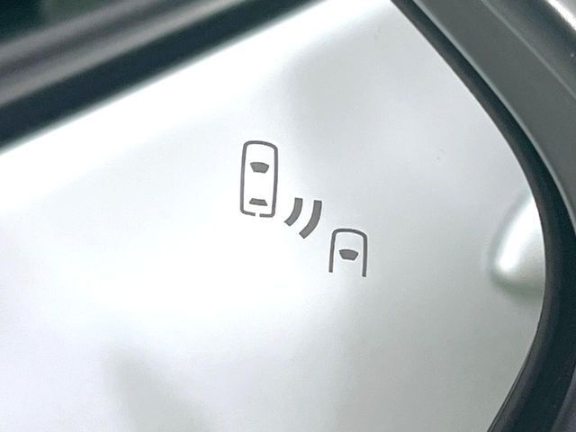 【ブラインドスポットモニター】走行中、ドアミラーの死角になりやすい箇所に後続車が接近するとサイドミラーのレンズに警告を表示!ドライバーに注意喚起をしてくれます。