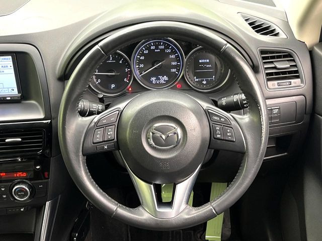 �C���e���A�ɍ��킹���f�U�C���̃X�e�A�����O�́A�^�]�������̂��Ƃ��l���A�^�]���₷���`��A�傫���ł��B�����x�A���ۂɐG���Ă��m���߂��������B