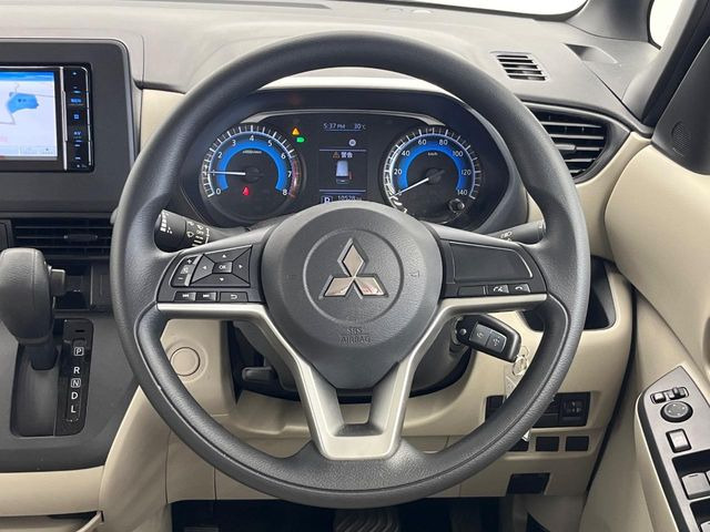 �C���e���A�ɍ��킹���f�U�C���̃X�e�A�����O�́A�^�]�������̂��Ƃ��l���A�^�]���₷���`��A�傫���ł��B�����x�A���ۂɐG���Ă��m���߂��������B