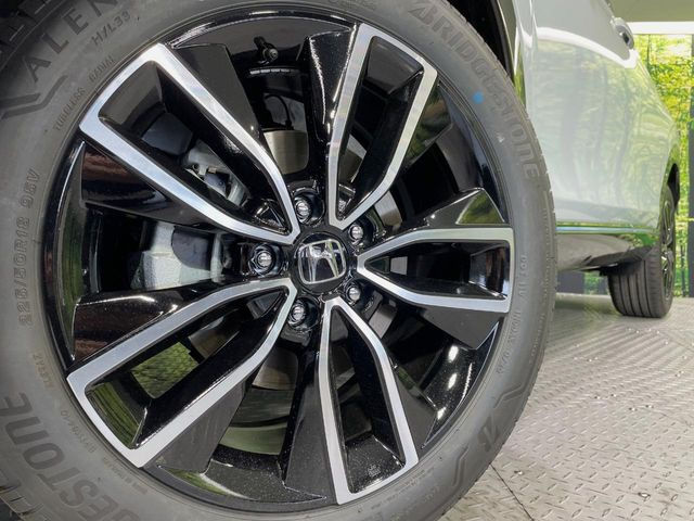 �y����18�C���`�A���~�z�C�[���z�O�ςɃ}�b�`���������A���~�z�C�[���𑕒����Ă���܂��B�e��ЊO�A���~�z�C�[����A�X�^�b�h���X�^�C�����戵�����Ă���܂��B���񂲑��k����������