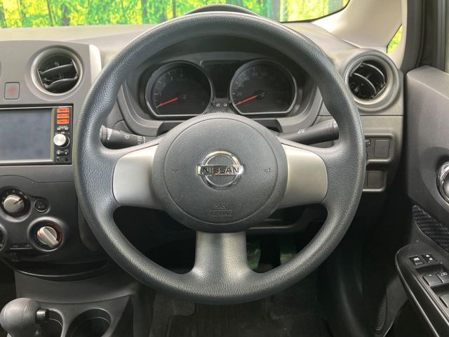 �C���e���A�ɍ��킹���f�U�C���̃X�e�A�����O�́A�^�]�������̂��Ƃ��l���A�^�]���₷���`��A�傫���ł��B�����x�A���ۂɐG���Ă��m���߂��������B