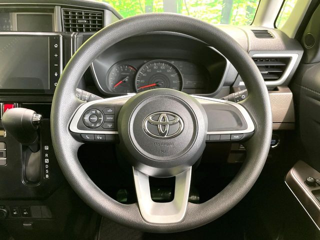 �C���e���A�ɍ��킹���f�U�C���̃X�e�A�����O�́A�^�]�������̂��Ƃ��l���A�^�]���₷���`��A�傫���ł��B�����x�A���ۂɐG���Ă��m���߂��������B