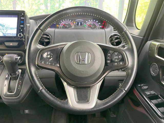 �C���e���A�ɍ��킹���f�U�C���̃X�e�A�����O�́A�^�]�������̂��Ƃ��l���A�^�]���₷���`��A�傫���ł��B�����x�A���ۂɐG���Ă��m���߂��������B