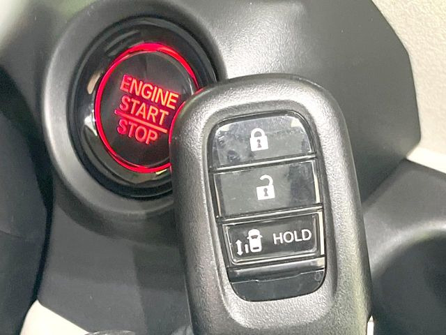 �yHonda�X�}�[�g�L�[�z�J�o����|�P�b�g�ɓ��ꂽ�܂܂ł��h�A�̎{���E�������\�ȃX�}�[�g�L�[�𑕔��B�G���W���̃I���E�I�t�����J�M�����o���K�v����������Ƃ��Ă��֗��ł���