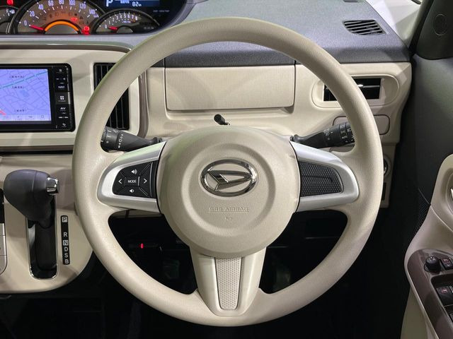�C���e���A�ɍ��킹���f�U�C���̃X�e�A�����O�́A�^�]�������̂��Ƃ��l���A�^�]���₷���`��A�傫���ł��B�����x�A���ۂɐG���Ă��m���߂��������B