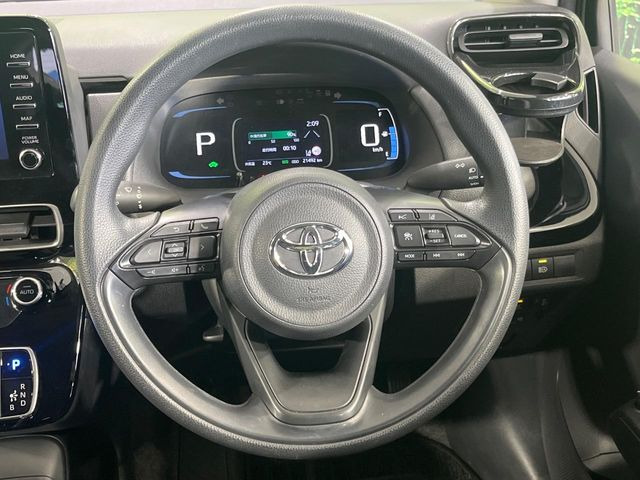 �C���e���A�ɍ��킹���f�U�C���̃X�e�A�����O�́A�^�]�������̂��Ƃ��l���A�^�]���₷���`��A�傫���ł��B�����x�A���ۂɐG���Ă��m���߂��������B