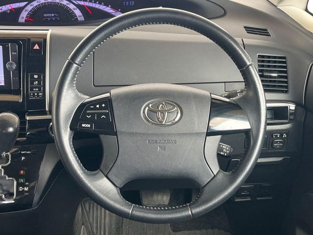 �C���e���A�ɍ��킹���f�U�C���̃X�e�A�����O�́A�^�]�������̂��Ƃ��l���A�^�]���₷���`��A�傫���ł��B�����x�A���ۂɐG���Ă��m���߂��������B