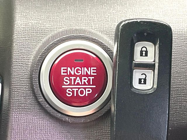 �yHonda�X�}�[�g�L�[�z�J�o����|�P�b�g�ɓ��ꂽ�܂܂ł��h�A�̎{���E�������\�ȃX�}�[�g�L�[�𑕔��B�G���W���̃I���E�I�t�����J�M�����o���K�v����������Ƃ��Ă��֗��ł���
