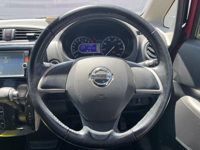 �C���e���A�ɍ��킹���f�U�C���̃X�e�A�����O�́A�^�]�������̂��Ƃ��l���A�^�]���₷���`��A�傫���ł��B�����x�A���ۂɐG���Ă��m���߂��������B