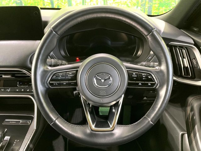 �C���e���A�ɍ��킹���f�U�C���̃X�e�A�����O�́A�^�]�������̂��Ƃ��l���A�^�]���₷���`��A�傫���ł��B�����x�A���ۂɐG���Ă��m���߂��������B