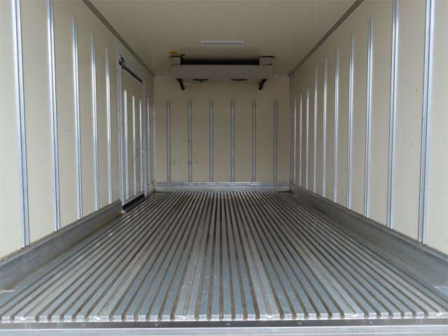 エルフ冷蔵冷凍車