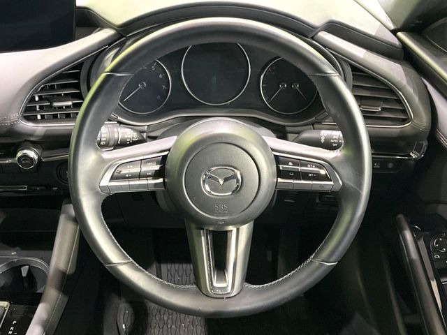 �C���e���A�ɍ��킹���f�U�C���̃X�e�A�����O�́A�^�]�������̂��Ƃ��l���A�^�]���₷���`��A�傫���ł��B�����x�A���ۂɐG���Ă��m���߂��������B