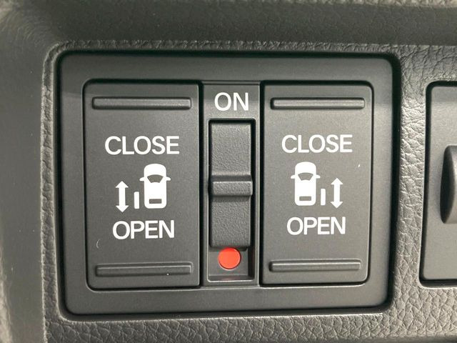 【両側パワースライドドア】スマートキーや運転席のスイッチで後席両側スライドドアの開閉が可能♪電動だから力を入れてドアを開ける必要が無く、小さなお子様でも簡単に開け閉めでき快適です♪
