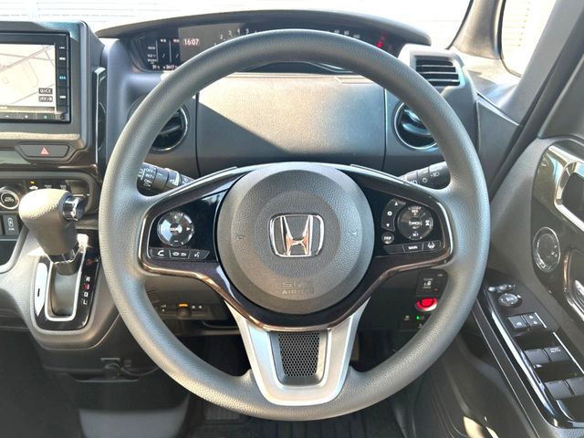 �C���e���A�ɍ��킹���f�U�C���̃X�e�A�����O�́A�^�]�������̂��Ƃ��l���A�^�]���₷���`��A�傫���ł��B�����x�A���ۂɐG���Ă��m���߂��������B