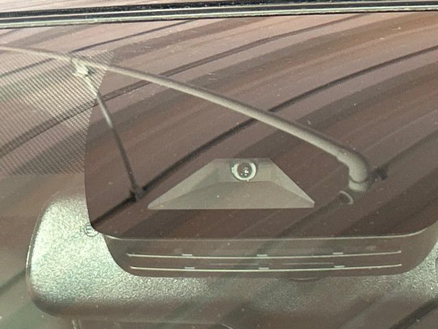 【トヨタセーフティセンス】走行中に前方の車両等を認識し、衝突しそうな時は警報とブレーキで衝突回避と被害軽減をアシスト。より安全にドライブをお楽しみいただけます。