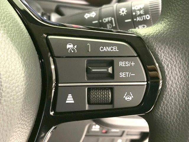 【アダプティブクルーズコントロール】高速道路での長距離走行が楽に!!自動で速度を保つクルーズコントロールが、衝突軽減システムと連携し、前方の車両を感知して車間を保つように速度調節してくれます!!