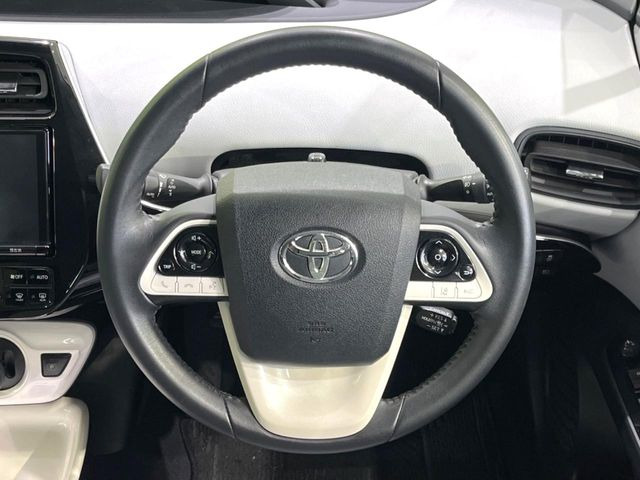 �C���e���A�ɍ��킹���f�U�C���̃X�e�A�����O�́A�^�]�������̂��Ƃ��l���A�^�]���₷���`��A�傫���ł��B�����x�A���ۂɐG���Ă��m���߂��������B