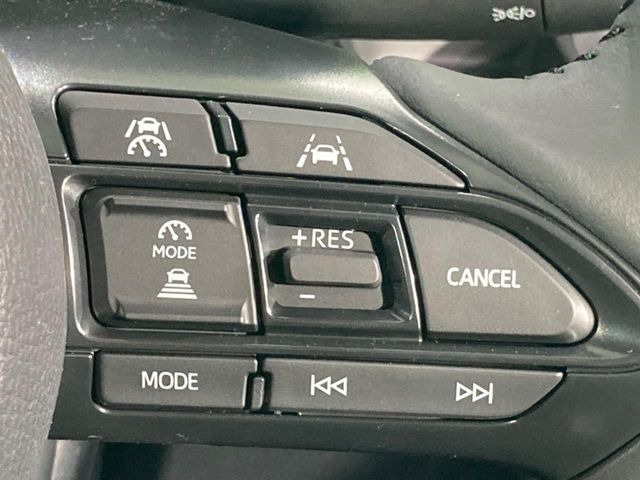 【レーダークルーズコントロール】高速道路での長距離走行が楽に!!自動で速度を保つクルーズコントロールが、衝突軽減システムと連携し、前方の車両を感知して車間を保つように速度調節してくれます!!