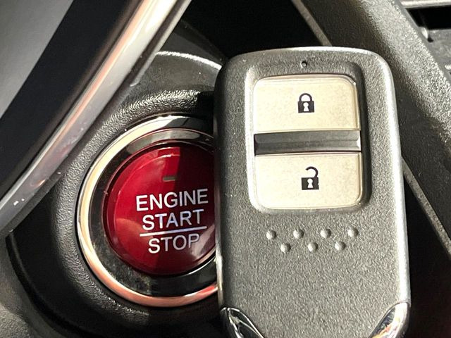 �yHonda�X�}�[�g�L�[�z�J�o����|�P�b�g�ɓ��ꂽ�܂܂ł��h�A�̎{���E�������\�ȃX�}�[�g�L�[�𑕔��B�G���W���̃I���E�I�t�����J�M�����o���K�v����������Ƃ��Ă��֗��ł���