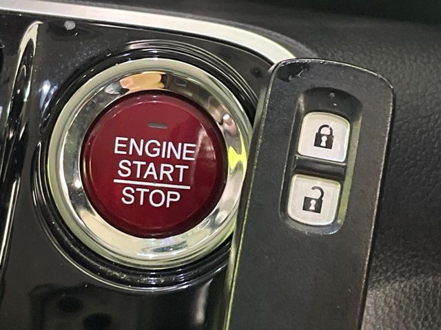 �yHonda�X�}�[�g�L�[�z�J�o����|�P�b�g�ɓ��ꂽ�܂܂ł��h�A�̎{���E�������\�ȃX�}�[�g�L�[�𑕔��B�G���W���̃I���E�I�t�����J�M�����o���K�v����������Ƃ��Ă��֗��ł���