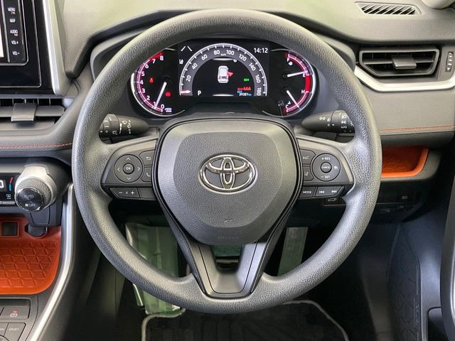 インテリアに合わせたデザインのステアリングは、運転される方のことも考え、運転しやすい形状、大きさです。是非一度、実際に触ってお確かめください。