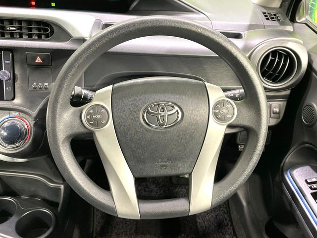 �C���e���A�ɍ��킹���f�U�C���̃X�e�A�����O�́A�^�]�������̂��Ƃ��l���A�^�]���₷���`��A�傫���ł��B�����x�A���ۂɐG���Ă��m���߂��������B