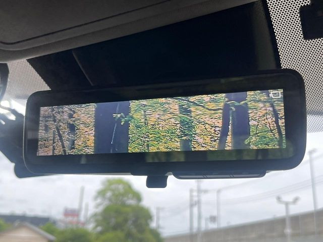 【デジタルインナーミラー】後席の大きな荷物や同乗者で後方が確認しづらい時でも安心!カメラが撮影した車両後方の映像をルームミラー内に表示。クリアな視界で状況の確認が可能です!