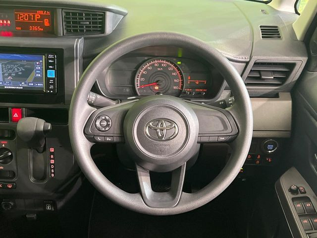 �C���e���A�ɍ��킹���f�U�C���̃X�e�A�����O�́A�^�]�������̂��Ƃ��l���A�^�]���₷���`��A�傫���ł��B�����x�A���ۂɐG���Ă��m���߂��������B