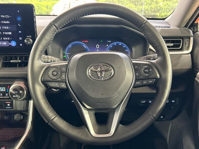 【ステアリングヒーター】冬場に冷たくなりやすい革巻きステアリングを、スイッチ一つで素早く適温に!エアコンよりも早く温まってくれるので、寒い日の運転も快適になりますね♪