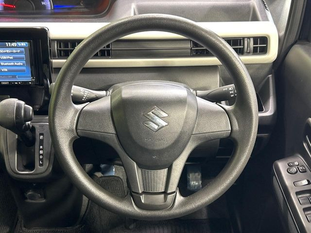 �C���e���A�ɍ��킹���f�U�C���̃X�e�A�����O�́A�^�]�������̂��Ƃ��l���A�^�]���₷���`��A�傫���ł��B�����x�A���ۂɐG���Ă��m���߂��������B