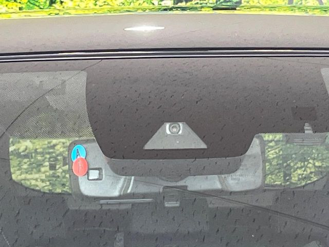 【トヨタセーフティセンス】走行中に前方の車両等を認識し、衝突しそうな時は警報とブレーキで衝突回避と被害軽減をアシスト。より安全にドライブをお楽しみいただけます。