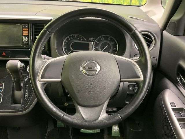 �C���e���A�ɍ��킹���f�U�C���̃X�e�A�����O�́A�^�]�������̂��Ƃ��l���A�^�]���₷���`��A�傫���ł��B�����x�A���ۂɐG���Ă��m���߂��������B